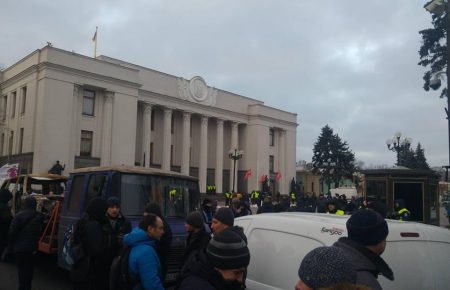 У Києві під час акцій протесту власників «євроблях» затримали трьох людей — поліція