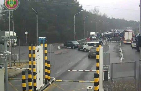 Розмитнення авто на єврономерах: на кордоні з Україною утворилися затори, люди блокують пункти пропуску