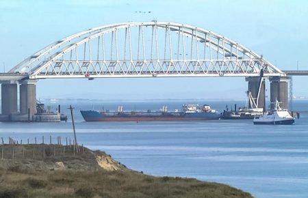 Керченською протокою пройшли 3 російські кораблі, прохід українських суден блокується — ВМС