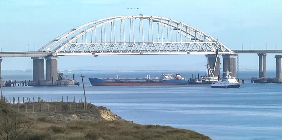 Керченською протокою пройшли 3 російські кораблі, прохід українських суден блокується — ВМС