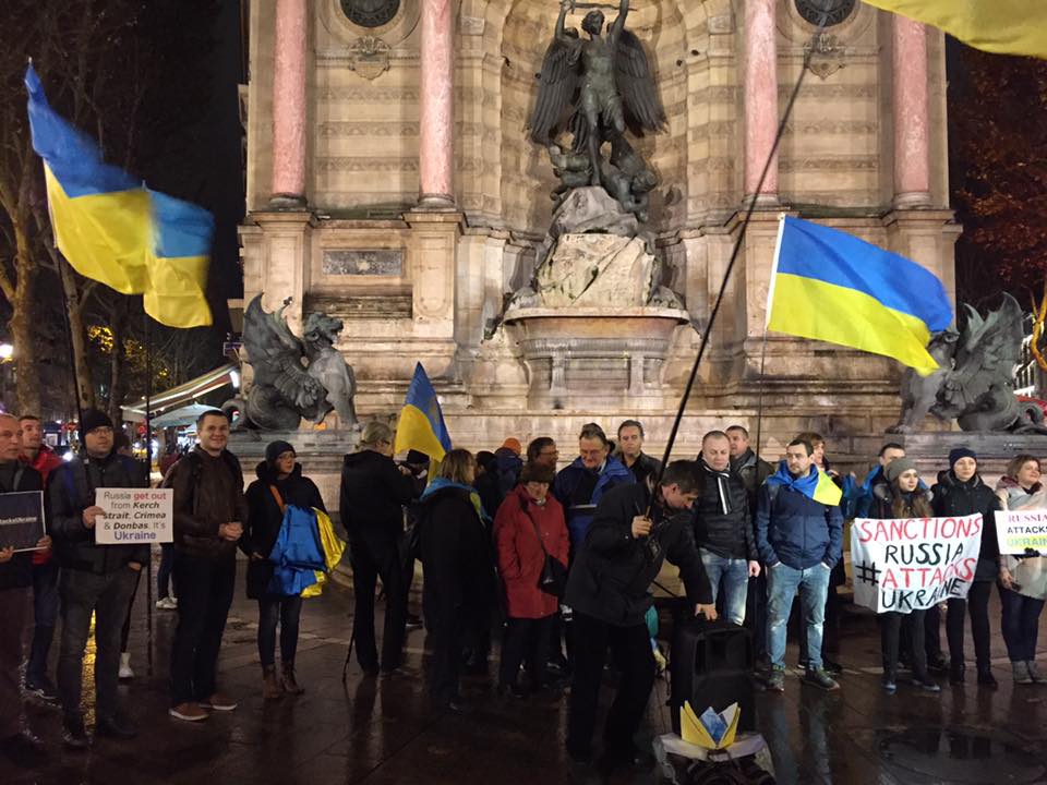 У Парижі влаштували акцію протесту через захоплення Росією українських кораблів