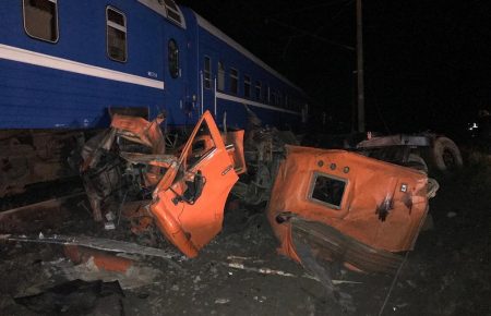 У Росії вантажівка зіткнулася з пасажирським поїздом, постраждали 18 людей