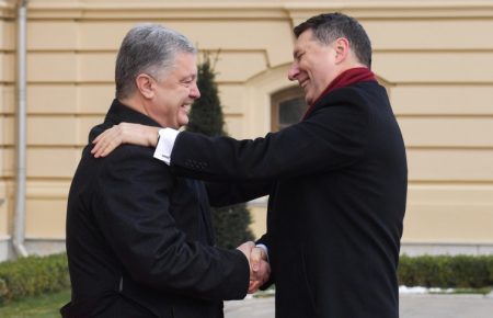 Порошенко проводить зустріч із президентом Латвії у Києві