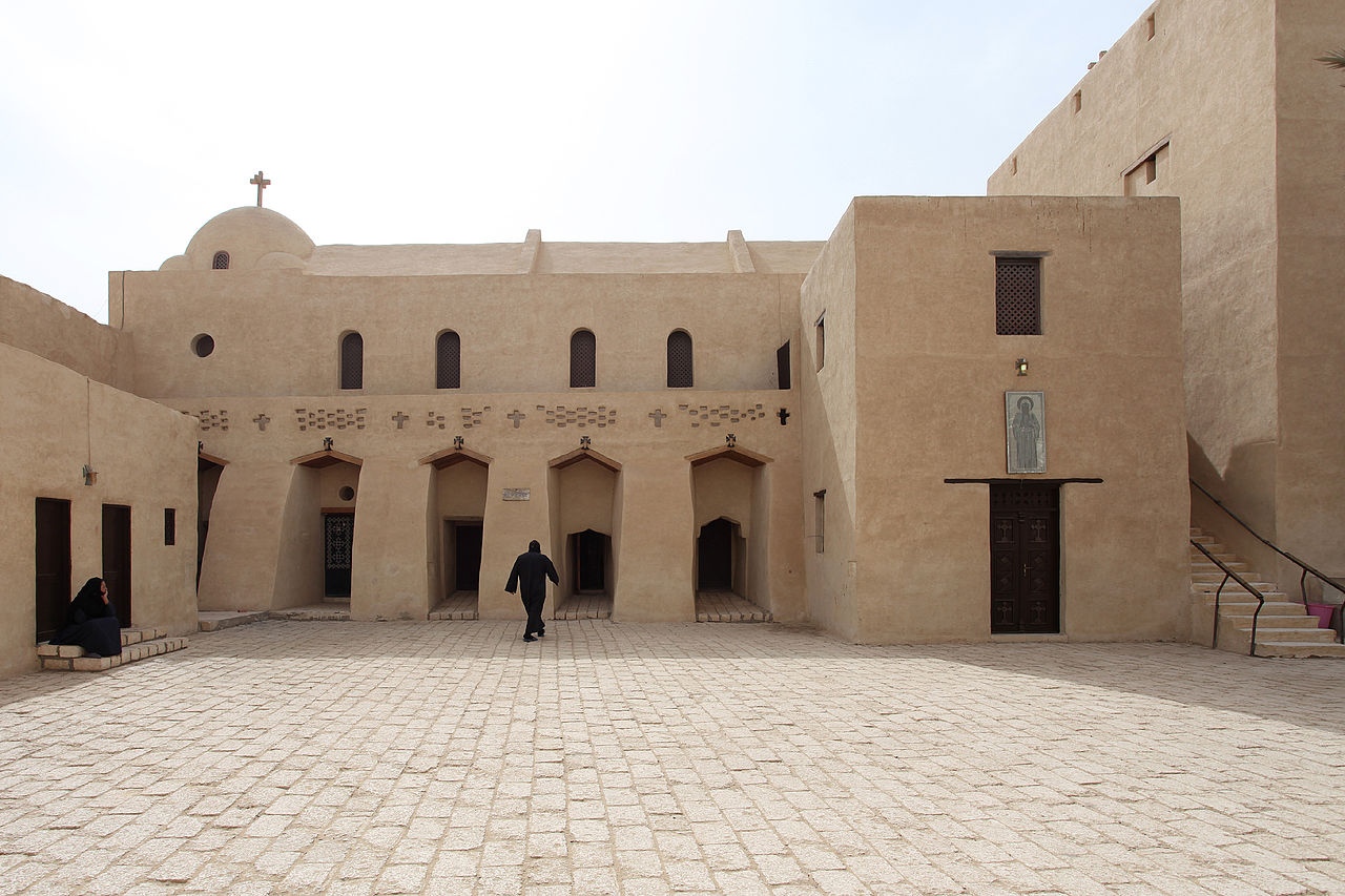 Біля християнського монастиря в Єгипті обстріляли автобус, 7 загиблих