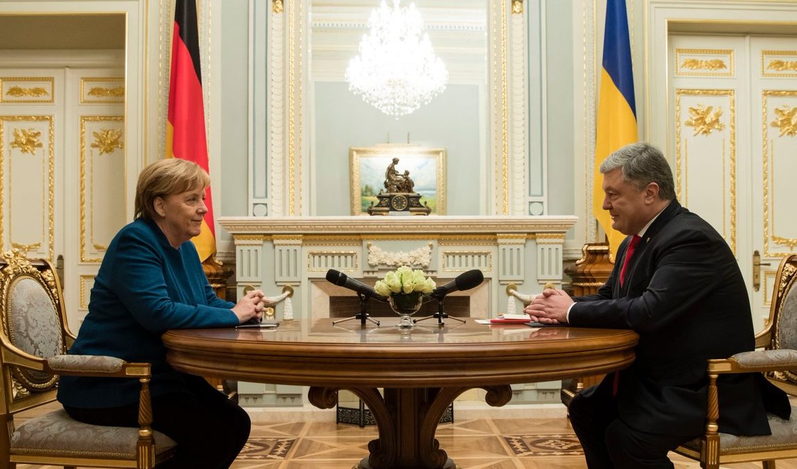 Порошенко і Меркель проводять перемовини у Києві