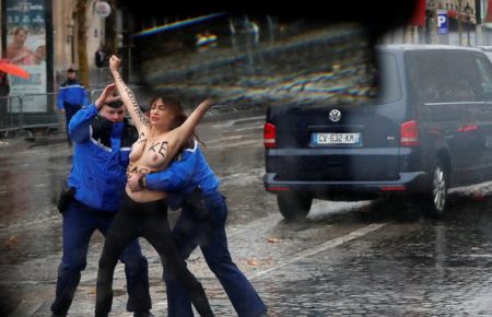 «Фальшивий миротворець»: активіска Femen вибігла на дорогу перед кортежем Трампа