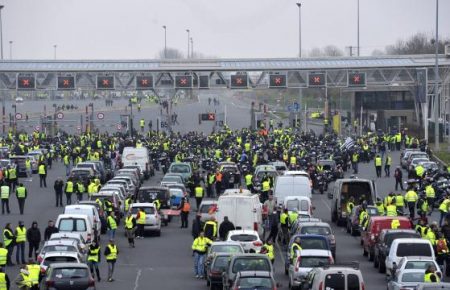 У Франції в акціях проти підвищення цін на бензин постраждали понад 400 осіб