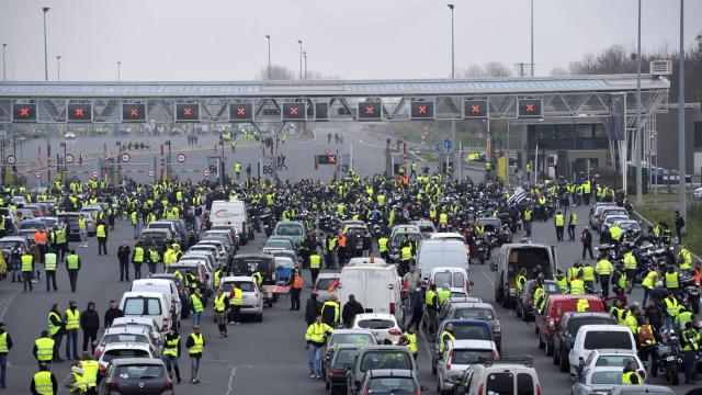 У Франції в акціях проти підвищення цін на бензин постраждали понад 400 осіб