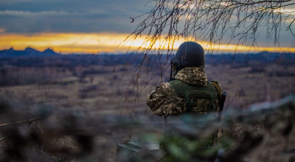 Доба на Донбасі: двоє українських військових дістали поранення