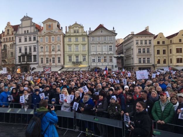 День боротьби за свободу у Празі: протестувальники вимагають відставки прем'єра