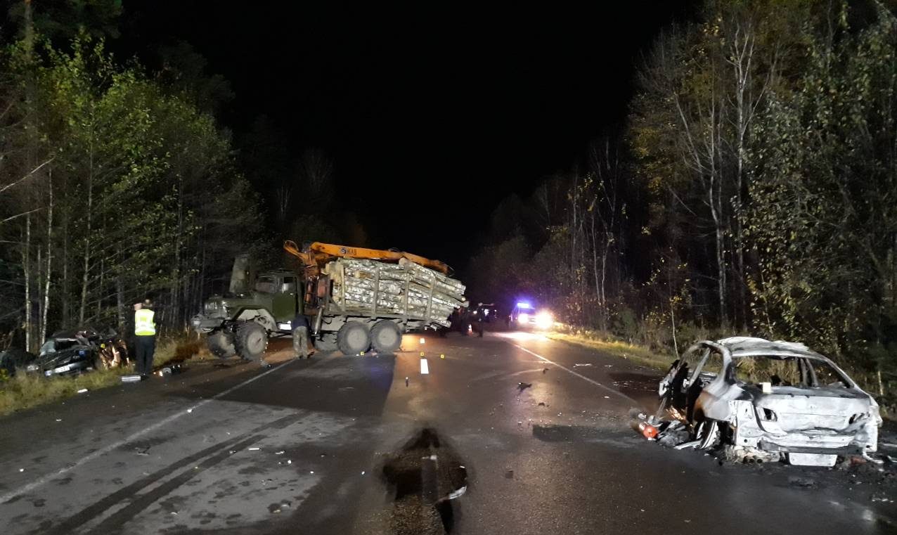 На Рівненщині лісовоз наїхав на дві машини, є загиблі та постраждалі — ДержСНС