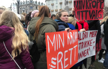 Тисячі людей у Норвегії протестували проти змін законодавства, які пропонують обмежити право на аборт
