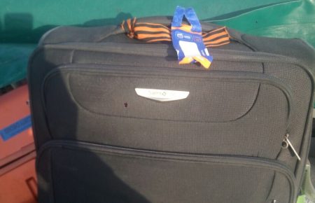 Українські прикордонники не пропустили громадянина РФ через георгіївську стрічку на валізі