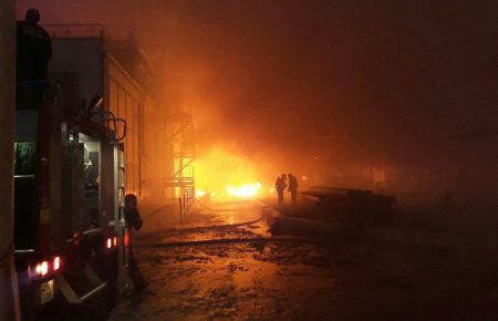 На Одещині горить маслопереробний завод