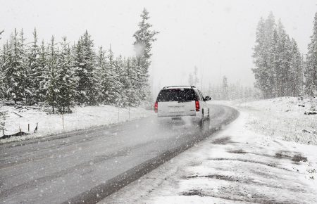 Колапси на дорогах через сніг та ожеледицю: чому зима щороку приходить несподівано