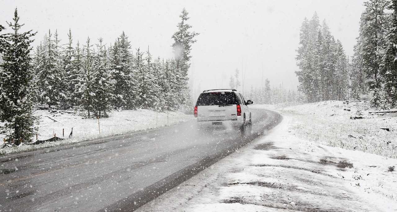 Колапси на дорогах через сніг та ожеледицю: чому зима щороку приходить несподівано