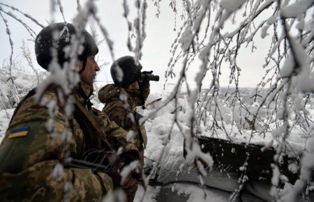 Доба на Донбасі: 13 обстрілів, поранено військового