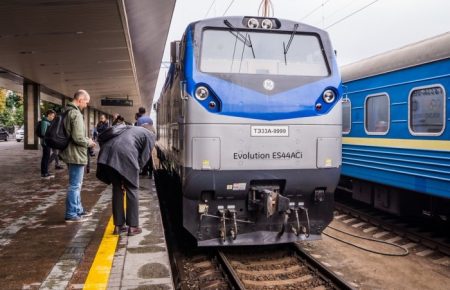 Наступного року на сході та півдні України почнуть курсувати 30 локомотивів General Electric — Гройсман