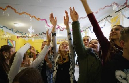 Школярі на Луганщині попросили замість подарунків на Миколая тонометр для місцевої ветеранки