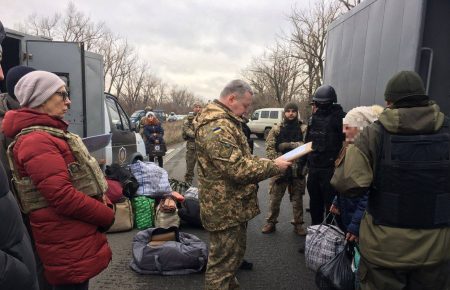 Бойовики «ДНР» передали 13 в'язнів на підконтрольну Україні територію