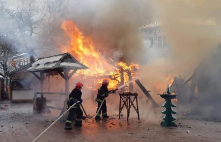 На Різдвяному ярмарку у Львові сталася пожежа, є постраждалі