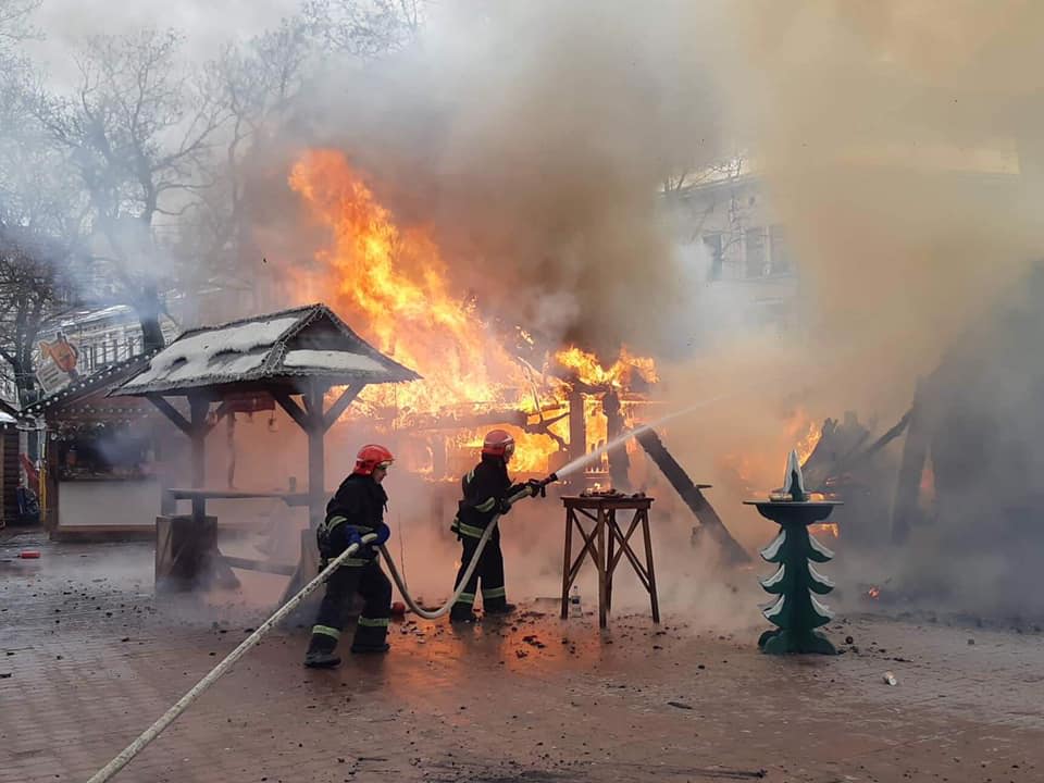 На Різдвяному ярмарку у Львові сталася пожежа, є постраждалі
