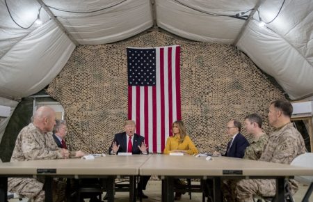 Трамп прибув до Іраку, де зустрівся з американськими військовими