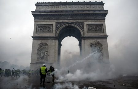 Під час протестів у Парижі активісти пошкодили Тріумфальну арку