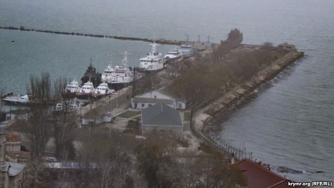 «Крим.Реалії»: захоплені українські судна тримають в акваторії «Генмола» біля окупованої Керчі