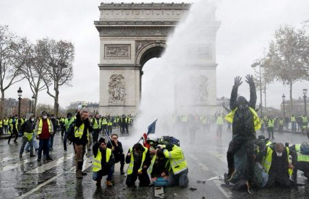Протести у Франції: уряд вирішив відкласти підвищення податку на паливо — AFP