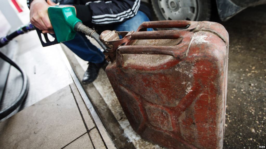 У Криму назріває загроза дефіциту бензину, а провайдери блокують щонайменше 36 українських сайтів