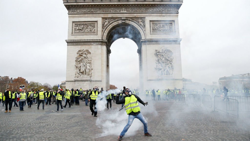 Протести у Франції: у Парижі поліція застосувала газ та водомети, затримано понад 120 людей