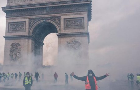 Протести у Парижі тривають: поліція затримала понад 500 людей