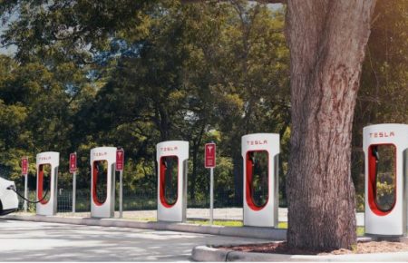 Ілон Маск анонсував появу в Україні зарядних станцій Tesla Superchargers