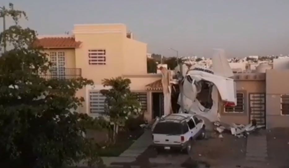 У Мексиці літак упав на житловий будинок, загинули 4 людей