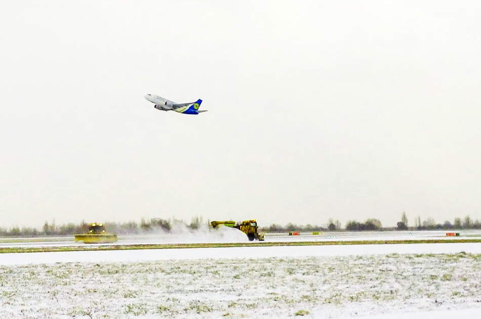 Аеропорт «Бориспіль» попередив про можливі зміни у розкладі рейсів через снігопади