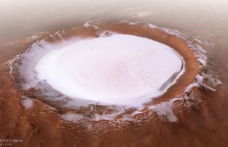 Космічне агентство показало кратер на Марсі, вкритий 80-кілометровим льодовиком