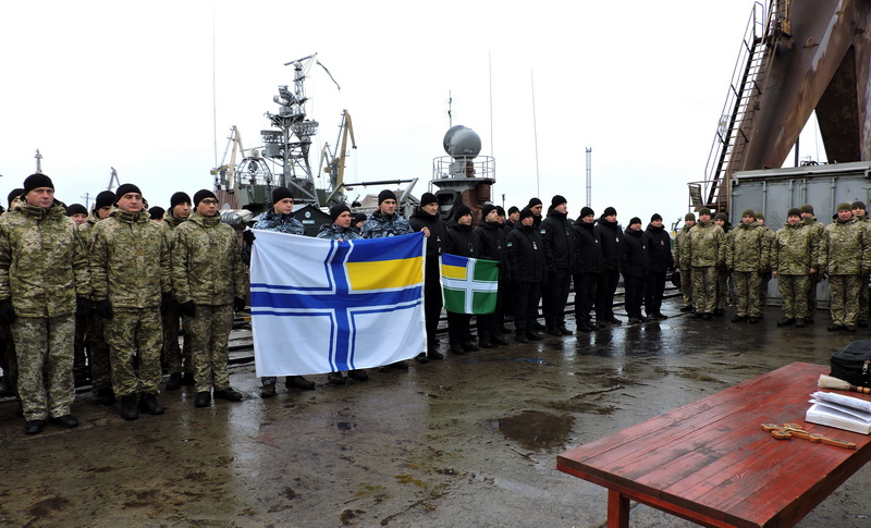 Військові в Маріуполі підтримали захоплених українських моряків (відео)