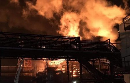 Пожежа на хімзаводі у Калуші: у міськраді заявили про відсутність небезпеки