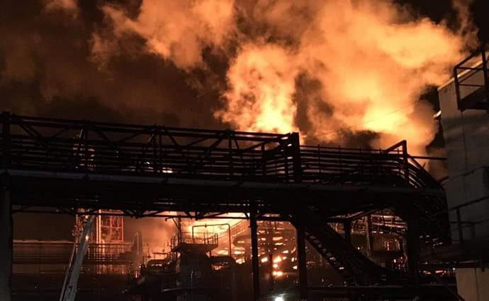 Пожежа на хімзаводі у Калуші: у міськраді заявили про відсутність небезпеки