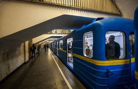 На зеленій гілці київського метро відновили рух після поломки поїзда