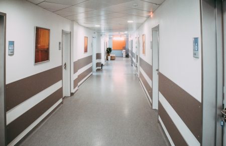 Стрілянина у лікарні Бердянська: поранено працівника медзакладу