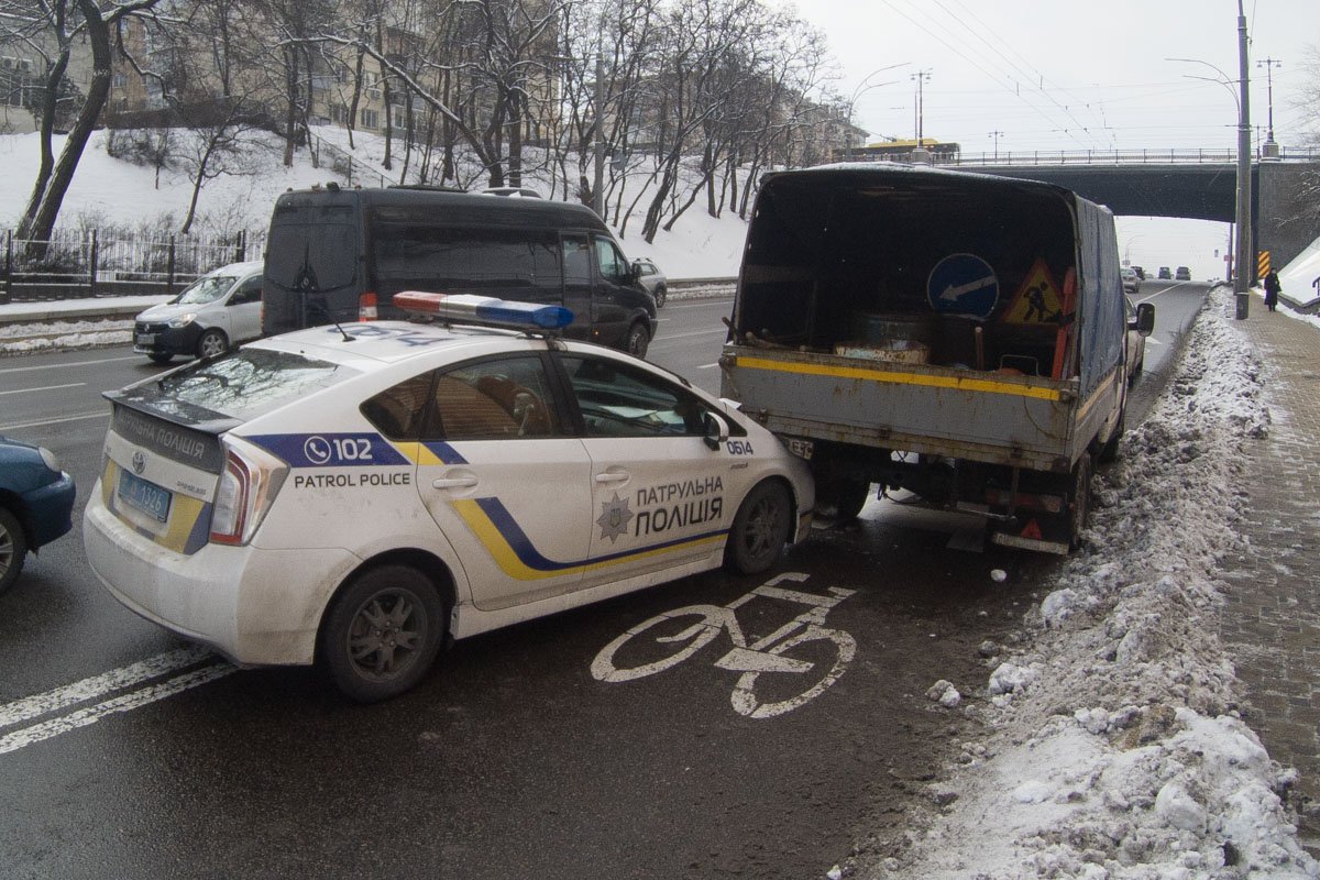 У Києві патрульні під час переслідування врізалися в авто «Київавтодору»