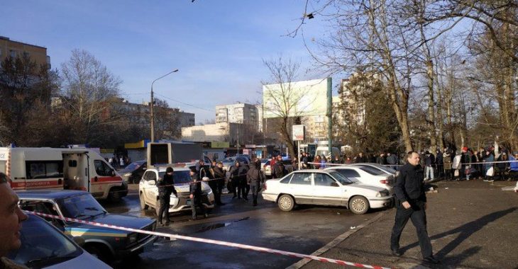У Миколаєві біля суду застрелили двох людей, підозрюваного затримали У Миколаєві біля суду застрелили двох людей, підозрюваного затримали