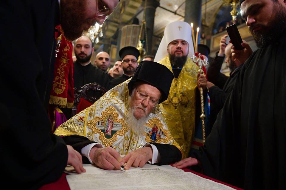 Вселенський патріарх підписав томос про автокефалію Православної церкви України