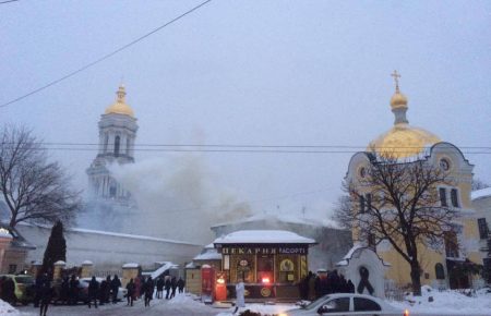 На території Лаври у Києві горить будівля