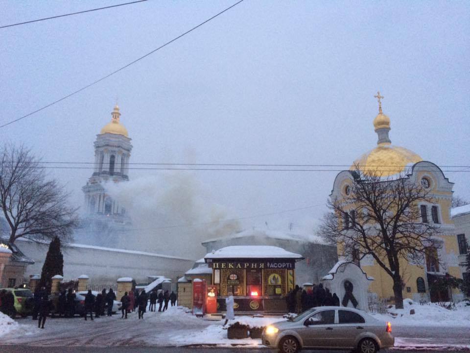 На території Лаври у Києві горить будівля