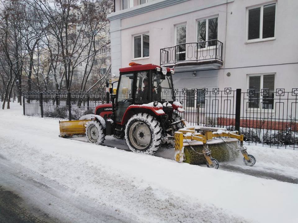 Негода у Києві: снігоприбиральна техніка працює у посиленому режимі