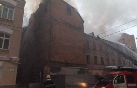 Пожежа у центрі Києва: вогонь локалізували