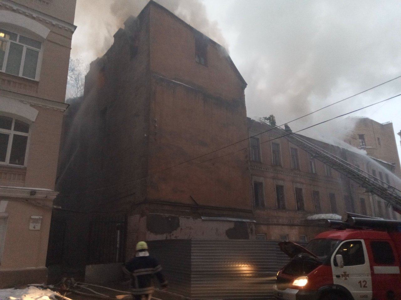 Пожежа у центрі Києва: вогонь локалізували